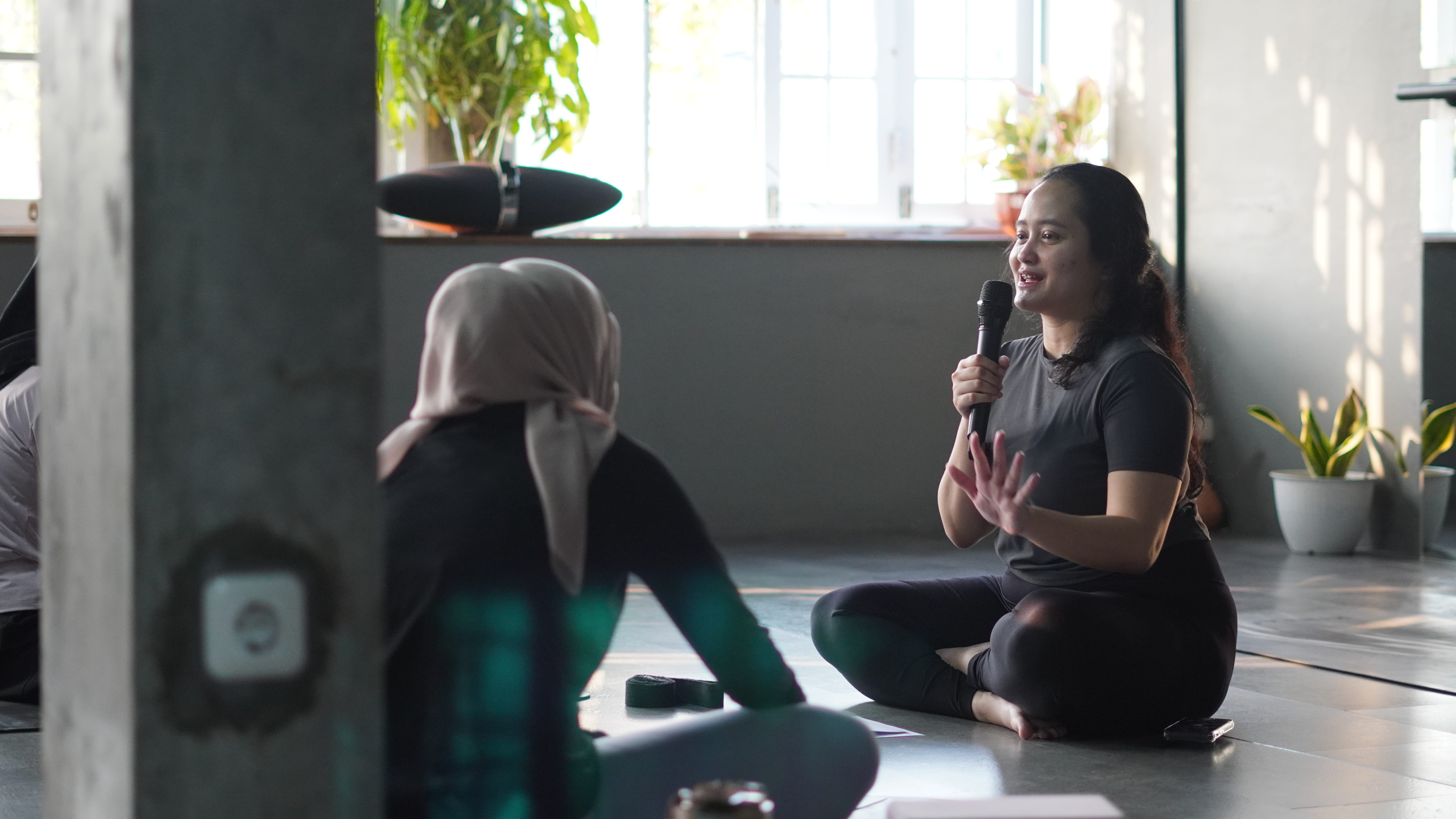 KEM dan WorkMe by Ibunda.id Hadirkan Ruang Rehat Yoga & Support Group untuk Mendukung Employee Wellbeing